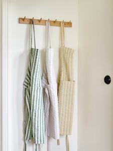 Förkläde Polly, randig i bäckeböljatyg i linnefärg