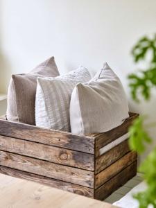 Kuddfodral Polly, randig i bäckeböljatyg i linnefärg