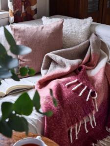 Kuddfodral James, enfärgad med linnelook i rosa