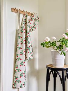 Grillvante SOMRIGT med röda jordgubbar på linnefärgad botten.