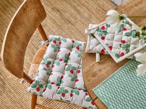 Grytlapp SOMRIGT med röda jordgubbar på linnefärgad botten