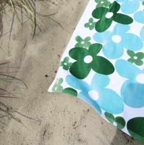 Badlakan, Beachfrotte HAPPY i mjuk velour med stora blommor i grönt och ljus turkos