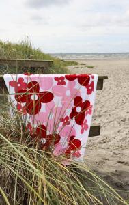 Badlakan, Beachfrotte HAPPY i mjuk velour med stora blommor i rosa och rött