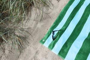 Badlakan, Beachfrotte HAPPY i mjuk velour med ränder i grönt och ljus turkos