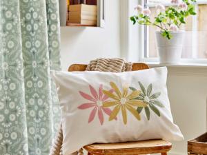 Kuddfodral ILSE, avlångt med tre broderade blommor i rosa, gult och grönt