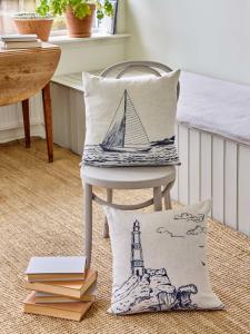 Kuddfodral VINGA med en marinblå fyr på en klippa.