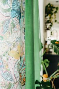 Gardin Fjärilar, med fjärilar i olika färger. 2 pack, Stl. 2x140x250 cm, Multi