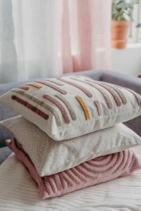 Kuddfodral Hjördis, med vita prickar, lite grövre kvalité. Stl. 45x45 cm, Beige