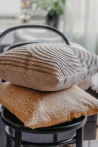 Kuddfodral Hjördis, med vita prickar, lite grövre kvalité. Stl. 45x45 cm, Lejon