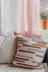 Kuddfodral Merci, med tuftade ränder i flera färger. Stl. 45x45 cm, Rosa