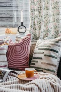 Kuddfodral Merci, med tuftade ränder i flera färger. Stl. 45x45 cm, Grön