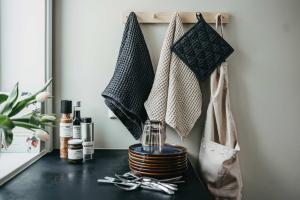 Förkläde Cloud, enfärgad med bågad langetterad kantdekoration, Stl. 65x85 cm, Sand