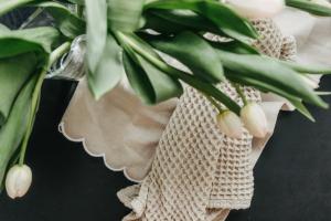 Kökshandduk Cloud, enfärgad med bågad langetterad kantdekoration, Stl. 50x70 cm, Sand