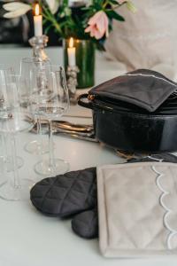 Grytlapp Cloud, enfärgad med bågad langetterad kantdekoration, Stl. 20x20 cm, Sand