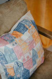 Kuddfodral STADEN med husfasader Stl. 45x45 cm, multifärg