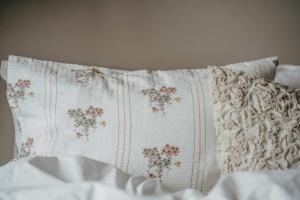 Kuddfodral Brad, med häftigt mönster av rivna trasor. Stl. 45x45 cm, Sand