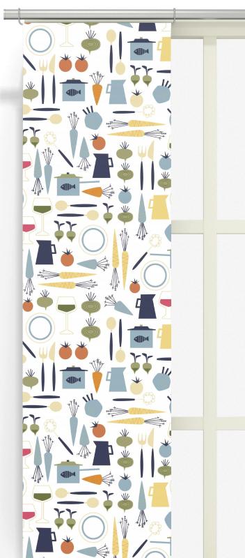 Panelgardin DINNER med köksredskap och grönsaker i gult, blått, orange och grönt på vit botten