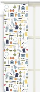 Panelgardin DINNER med köksredskap och grönsaker i gult, blått, orange och grönt på vit botten