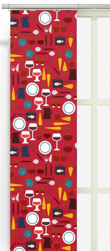 Panelgardin DINNER med köksredskap och grönsaker i vinrött, orange, vitt och turkos på röd botten