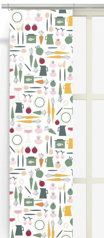 Panelgardin DINNER med köksredskap och grönsaker i gult, grönt och rosa på vit botten