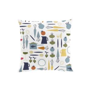 Kuddfodral DINNER med köksredskap och grönsaker i gult, blått, orange och grönt på vit botten