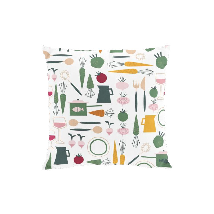 Kuddfodral DINNER med köksredskap och grönsaker i gult, grönt och rosa på vit botten