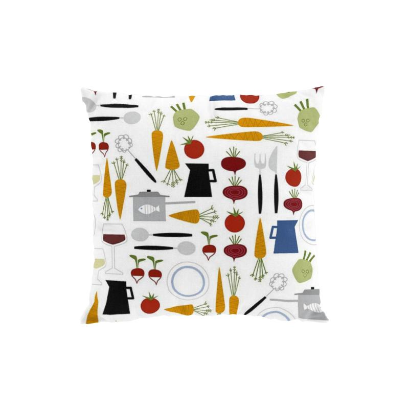 Kuddfodral DINNER med köksredskap och grönsaker i gult, blått och rött på offwhite botten