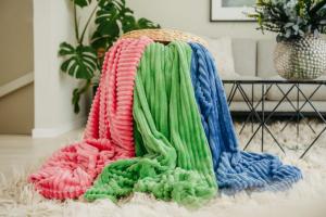 Pläd BALOO, enfärgad med ribbad struktur, stl.130x170 cm,  Kornblå