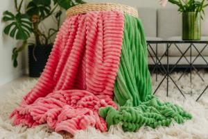 Pläd BALOO, enfärgad med ribbad struktur, stl.130x170 cm,  Bubbelgums rosa