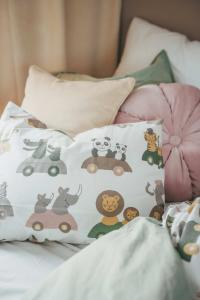 Bäddset Utflykt, tecknade djur på utflykt, 2-dels, Stl. 150x210, 50x60 cm, Offwhite botten. Rosa, gul, grön