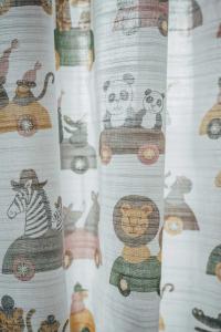 Öljettgardin Utflykt, tecknade djur på utflykt, Stl. 2x120x240 cm, Linnefärgad botten. Offwhite botten. Rosa, gul, grön