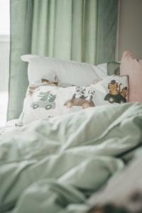 Gardinlängd EDDIE, enfärgad, smalspårig manchester, stl. 2x140x250 cm, ljusgrön