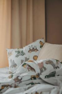 Gardinlängd EDDIE, enfärgad, smalspårig manchester, stl. 2x140x250 cm, ljusgul