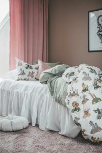 Gardinlängd EDDIE, enfärgad, smalspårig manchester, stl. 2x140x250 cm, ljusrosa