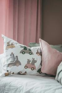 Kuddfodral EDDIE, enfärgad, smalspårig manchester i ljusrosa