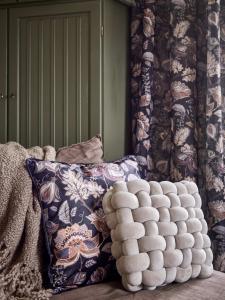 Kuddfodral SHELLY med blommande paisleymönster i beige på svart botten