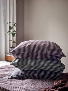 Bäddset Malte, påslakan och örngott, randigt i grafitgrått med jeanssöm