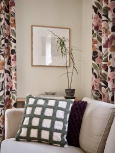 Kuddfodral Grace, enfärgad i mjuk fuskpäls, chokladbrun