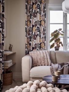 Pläd Brooklyn, lyxig filt med breda ränder i fuskpäls i sand