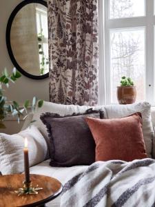 Kuddfodral EDDIE, enfärgad, smalspårig manchester, kanelbrun