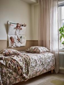 Bäddset Skogsliv för barn, påslakan och örngott med djur som klättrar i träd, beige bottenfärg