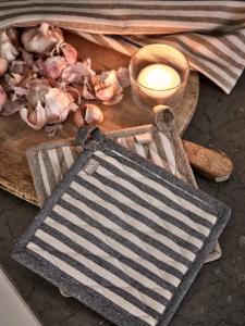 Grytlapp Melker med vävda ränder i mullvad och linnefärg