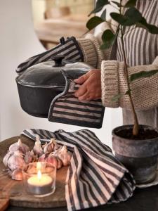 Förkläde Melker med vävda ränder i svart och linnefärg