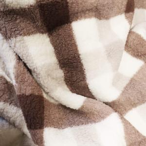 Pläd Valter, mjuk och fluffig pläd med rutmönster på båda sidor. Beige