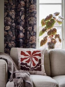 Kuddfodral JENNA med broderad blomma i tegelfärg och bruna blad