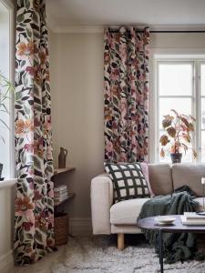 Kuddfodral MIKE med tuftat rutmönster i grönt