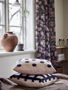 Kuddfodral MIKE med tuftat rutmönster i svart