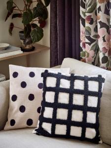 Kuddfodral Pricken med broderade svarta prickar
