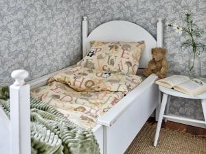 Bäddset ABC med bokstäver och djur i ljusgult, ljusgrönt och ljusrosa på gul bottenfärg