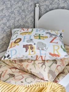 Bäddset spjälsäng ABC med bokstäver och djur i gult, grönt, blått och tegel på vit bottenfärg